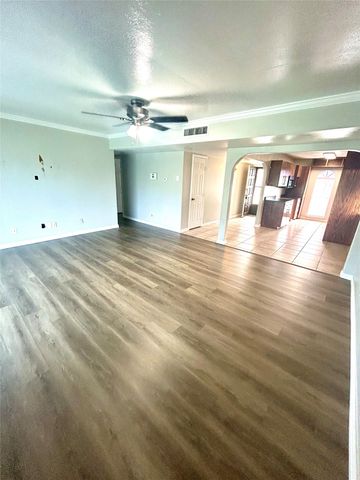 409 S Holiday Drive, Grand Prairie, TX 75052