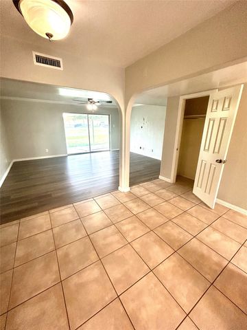 409 S Holiday Drive, Grand Prairie, TX 75052