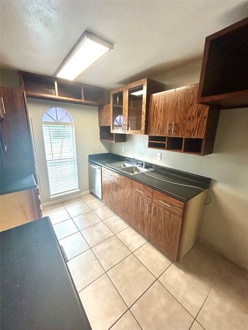 409 S Holiday Drive, Grand Prairie, TX 75052