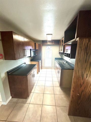 409 S Holiday Drive, Grand Prairie, TX 75052