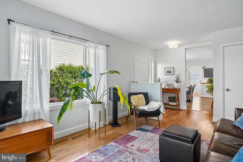 Image 11 of property listing at 422 FIRST ST, Annapolis, MD 21403