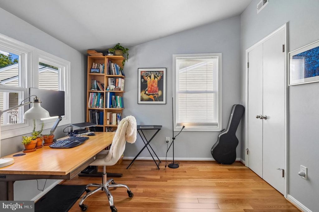 Image 15 of property listing at 422 FIRST ST, Annapolis, MD 21403