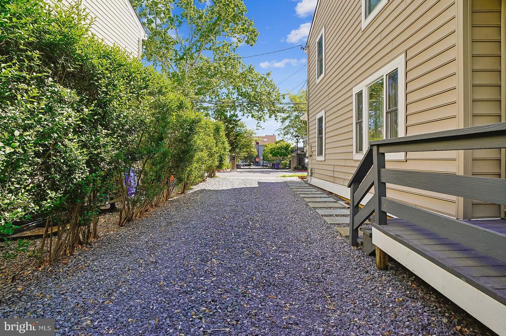 Image 19 of property listing at 422 FIRST ST, Annapolis, MD 21403