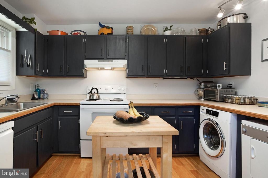 Image 6 of property listing at 422 FIRST ST, Annapolis, MD 21403