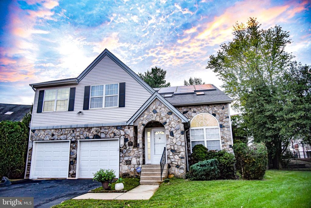 303 LAURA LN, PHILADELPHIA, PA 19116 — exterior