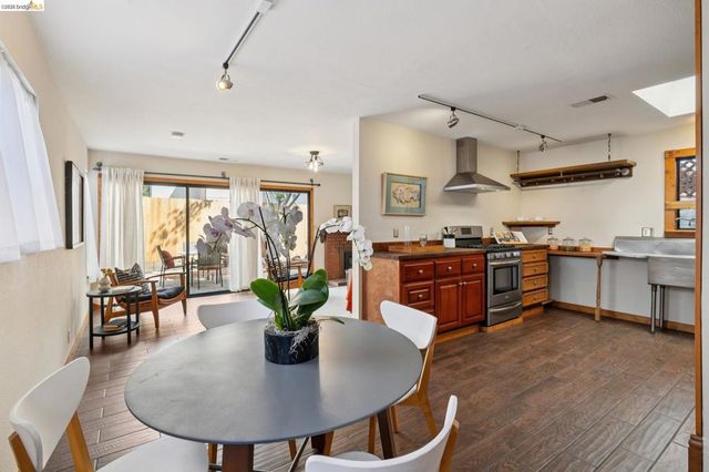 3710 West St, Oakland, CA 94608
