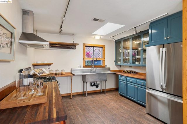 3710 West St, Oakland, CA 94608