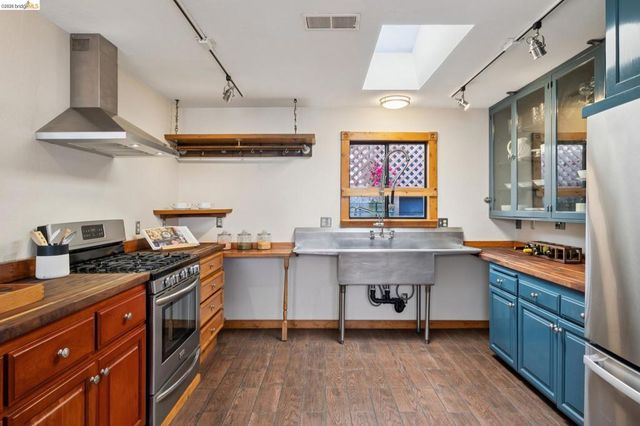 3710 West St, Oakland, CA 94608