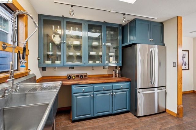 3710 West St, Oakland, CA 94608