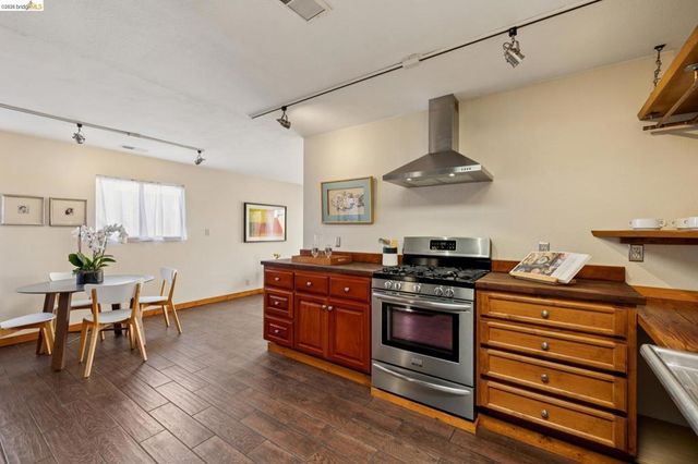 3710 West St, Oakland, CA 94608