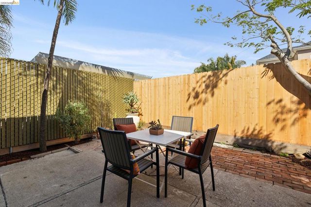 3710 West St, Oakland, CA 94608
