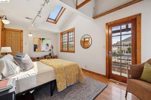 3710 West St, Oakland, CA 94608