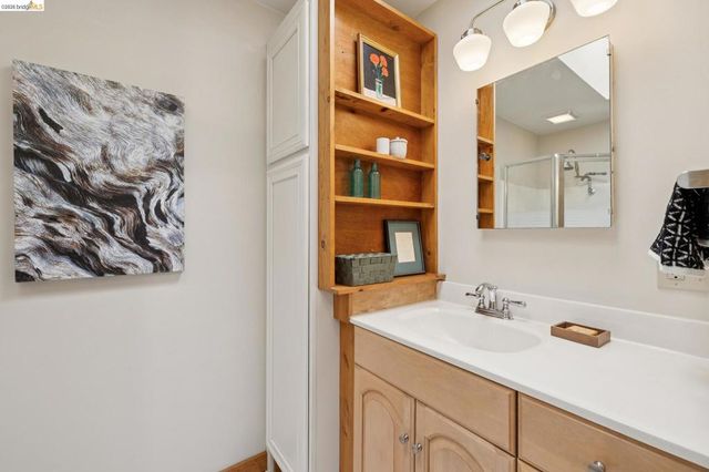 3710 West St, Oakland, CA 94608