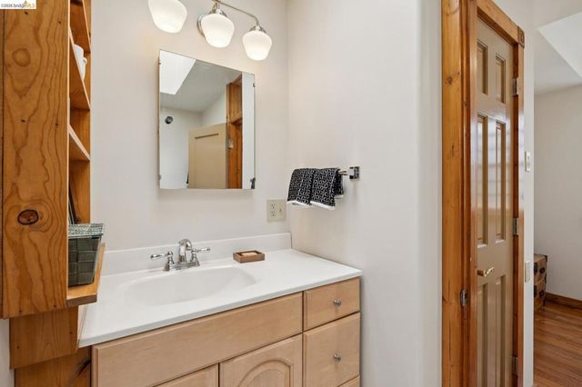 3710 West St, Oakland, CA 94608