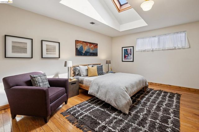 3710 West St, Oakland, CA 94608