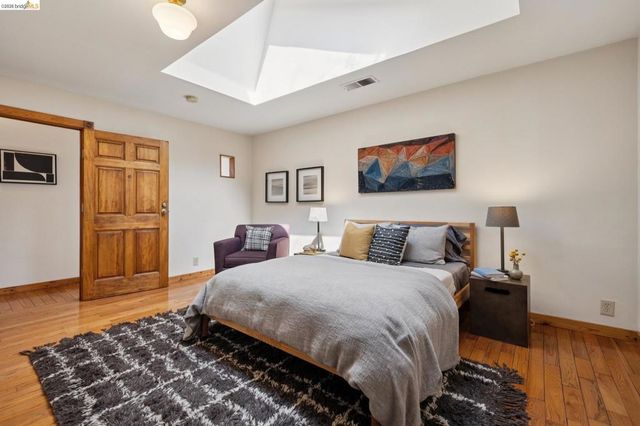 3710 West St, Oakland, CA 94608