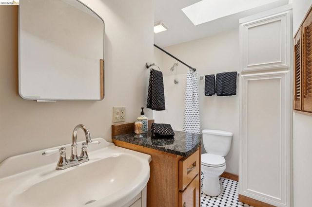 3710 West St, Oakland, CA 94608