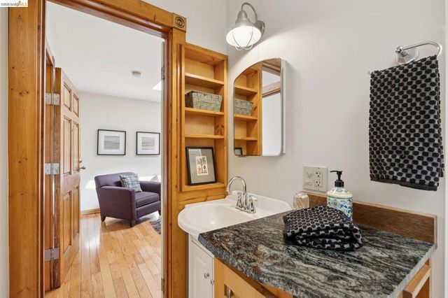 3710 West St, Oakland, CA 94608