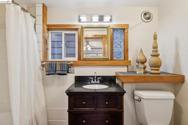 3710 West St, Oakland, CA 94608