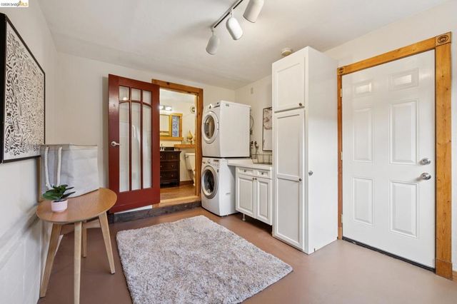 3710 West St, Oakland, CA 94608
