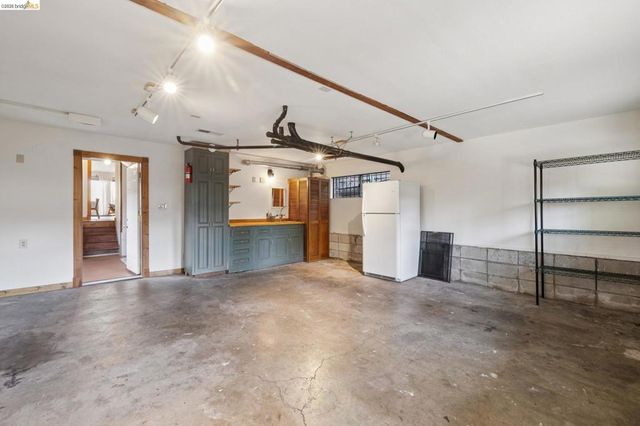 3710 West St, Oakland, CA 94608