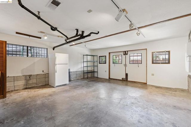 3710 West St, Oakland, CA 94608