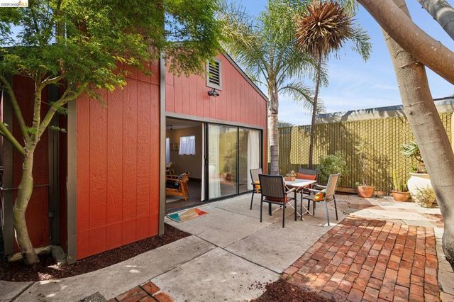 3710 West St, Oakland, CA 94608
