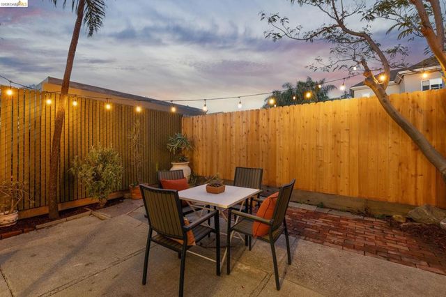 3710 West St, Oakland, CA 94608