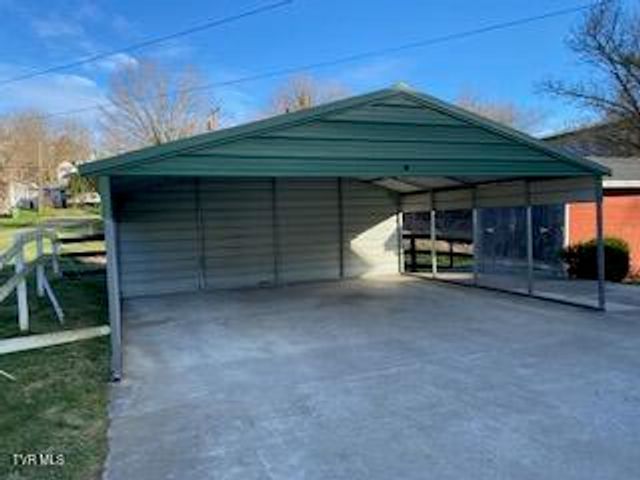 327 South Johnson Drive, Pennington Gap, VA 24277