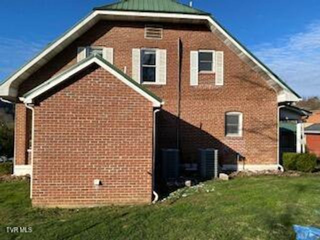 327 South Johnson Drive, Pennington Gap, VA 24277