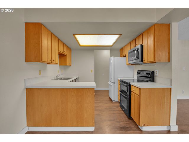 12506 Se STARK St E, Portland, OR 97233
