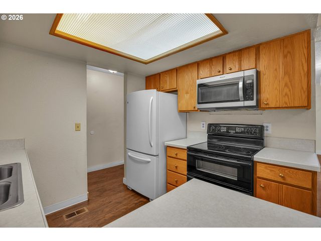 12506 Se STARK St E, Portland, OR 97233
