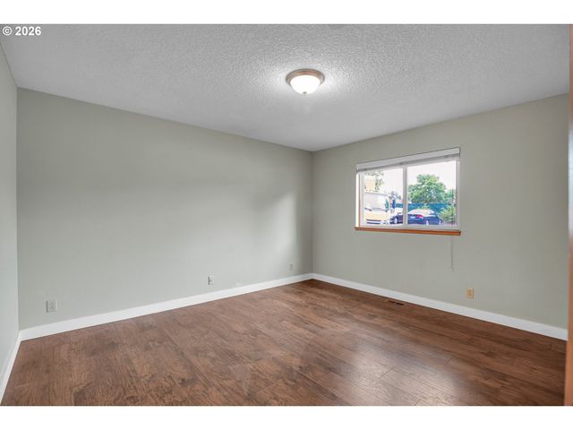 12506 Se STARK St E, Portland, OR 97233