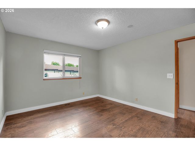 12506 Se STARK St E, Portland, OR 97233