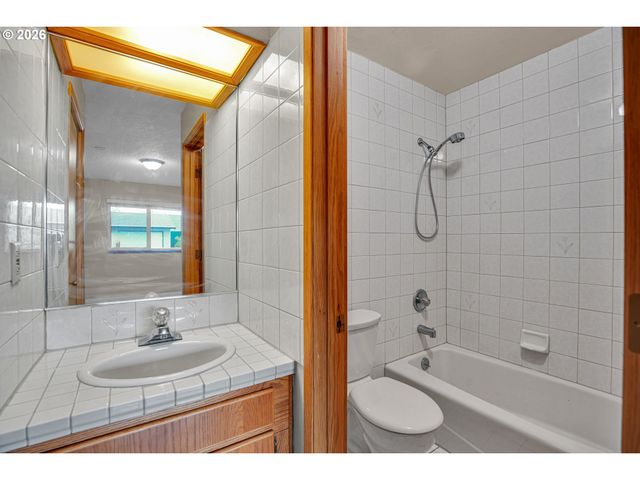 12506 Se STARK St E, Portland, OR 97233