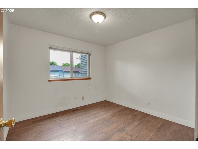 12506 Se STARK St E, Portland, OR 97233