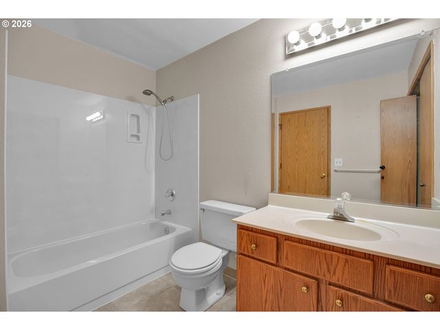 12506 Se STARK St E, Portland, OR 97233
