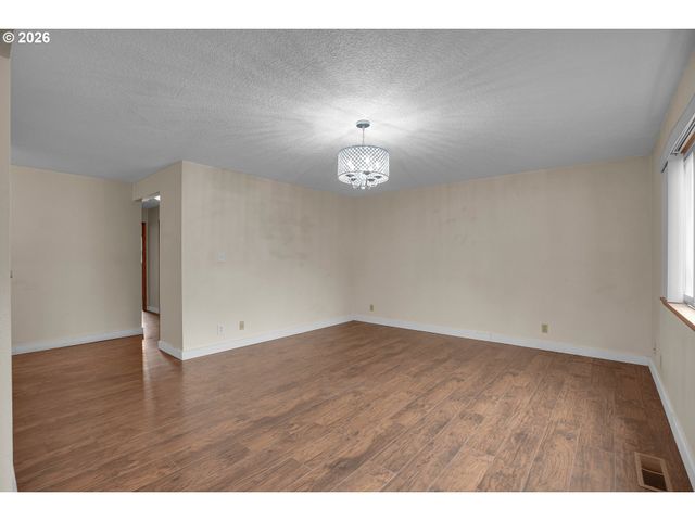 12506 Se STARK St E, Portland, OR 97233