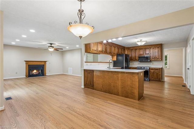 208 Silver Fox TRCE, Yorktown, VA 23693