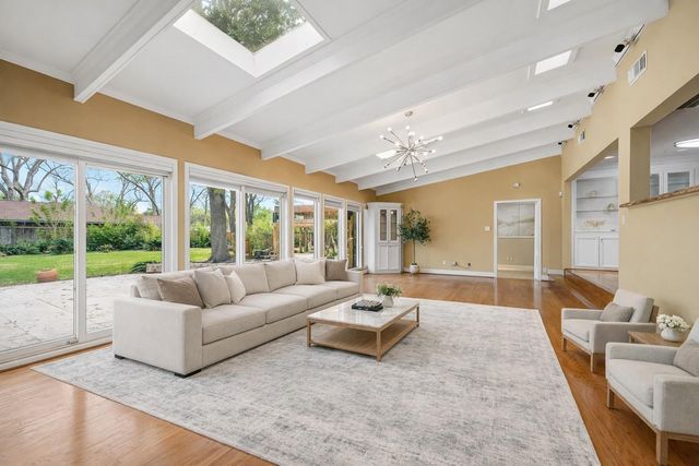 2111 N Galveston Avenue, Pearland, TX 77581
