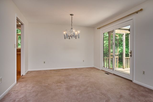 15 Red Fox Ln, Amherst, MA 01002