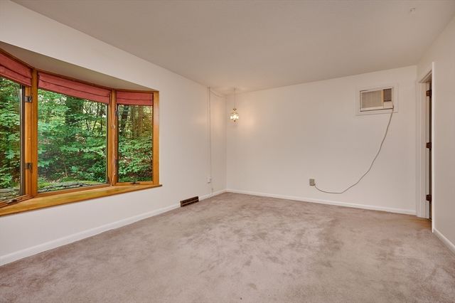 15 Red Fox Ln, Amherst, MA 01002
