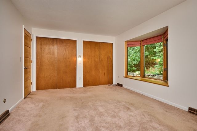15 Red Fox Ln, Amherst, MA 01002