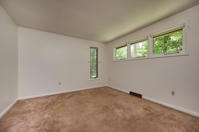 15 Red Fox Ln, Amherst, MA 01002