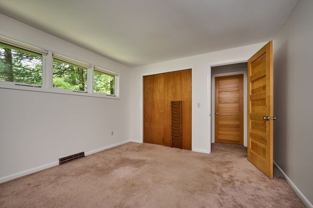 15 Red Fox Ln, Amherst, MA 01002