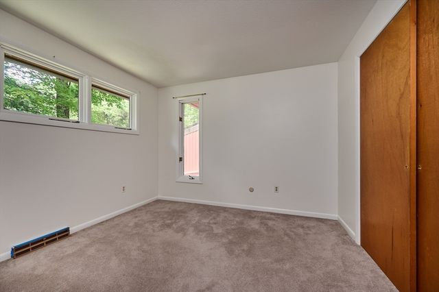 15 Red Fox Ln, Amherst, MA 01002