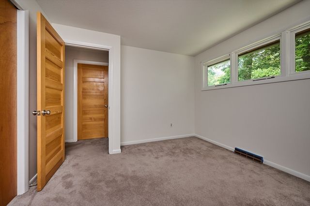 15 Red Fox Ln, Amherst, MA 01002
