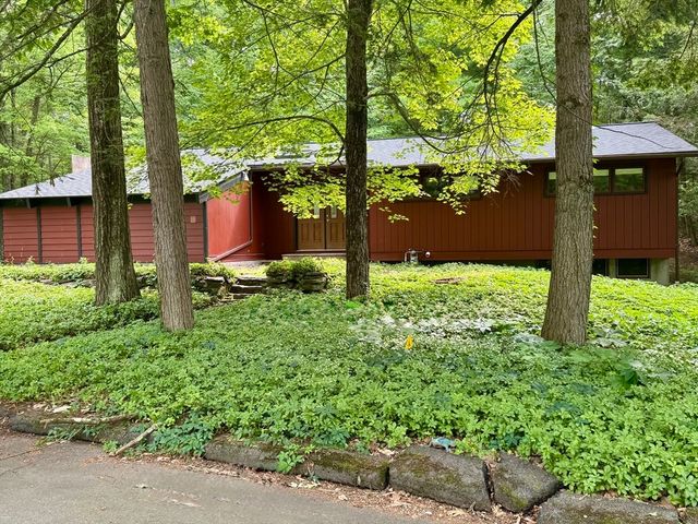 15 Red Fox Ln, Amherst, MA 01002