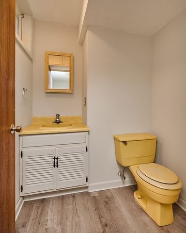 15 Red Fox Ln, Amherst, MA 01002
