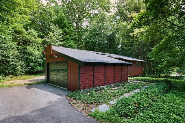 15 Red Fox Ln, Amherst, MA 01002